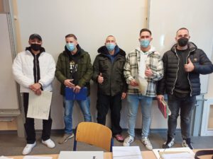 Fünf stolze Metallbauer.