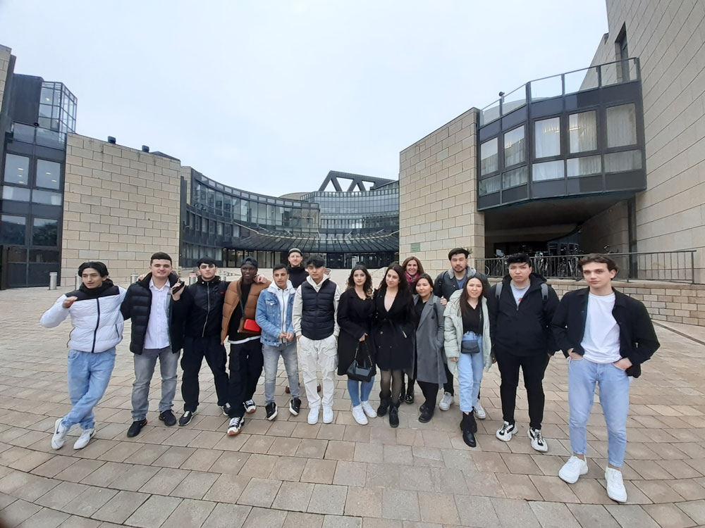 Schülerinnen und Schüler besuchen den Landtag NRW in Düsseldorf