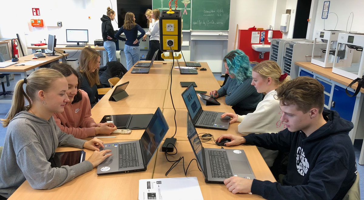 Schülerinnen und Schüler des Anne-Frank-Gymnasiums erforschen die Smart City im FabLab am Freiherr-vom-Stein Berufskolleg