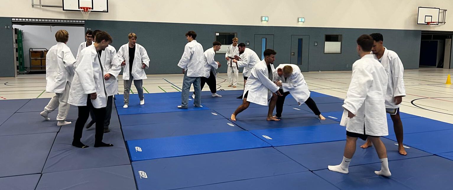 Judo Schnupperkurse lassen Teilnehmer fliegen