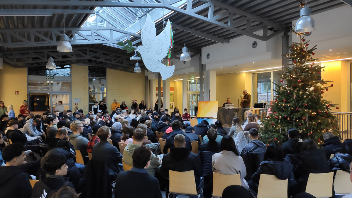 „We are all equal“ – Andacht und Projektpräsentation im Forum