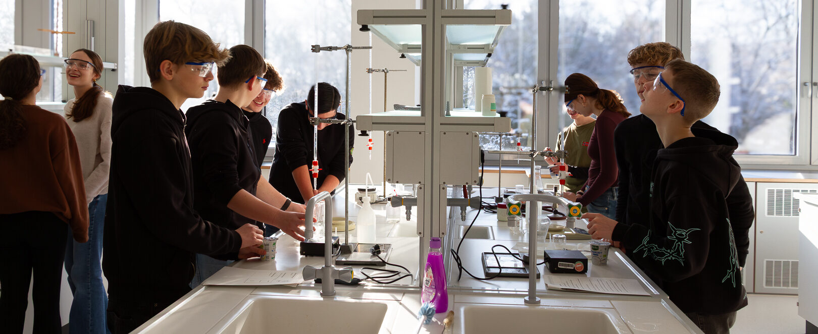 Milder Joghurt und Elefantenzahnpasta – Analytik und Spaß im Labor! Milder Joghurt und Elefantenzahnpasta – Analytik und Spaß im Labor!